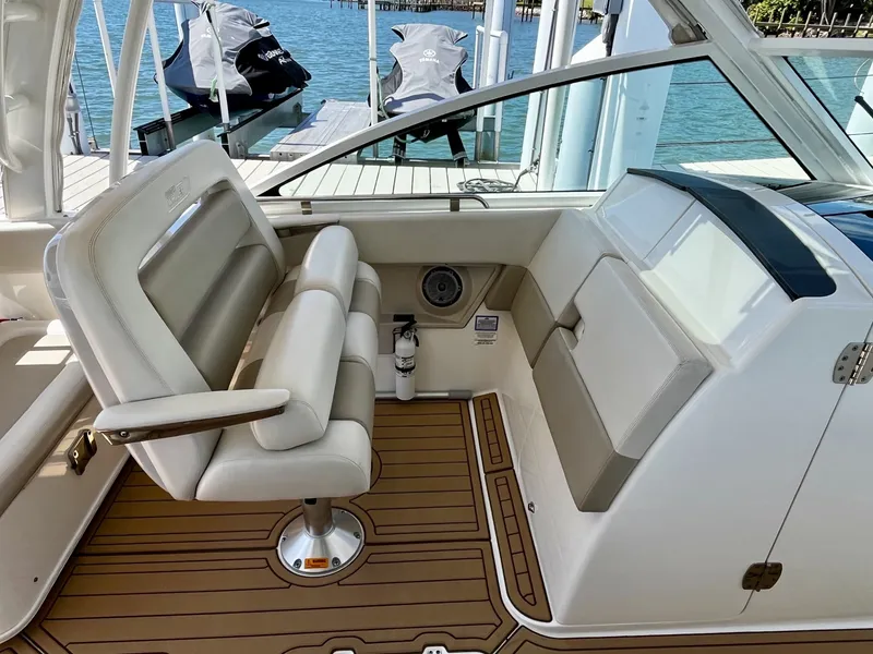 Slide: The Image of Boston Whaler 320 VANTAGE 2019 - 14