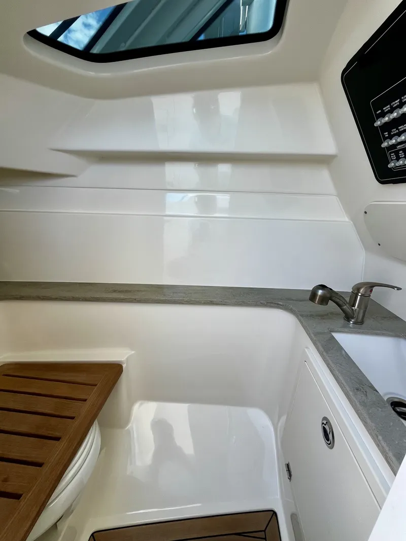 Slide: The Image of Boston Whaler 320 VANTAGE 2019 - 18