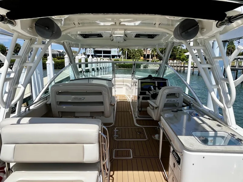Slide: The Image of Boston Whaler 320 VANTAGE 2019 - 10