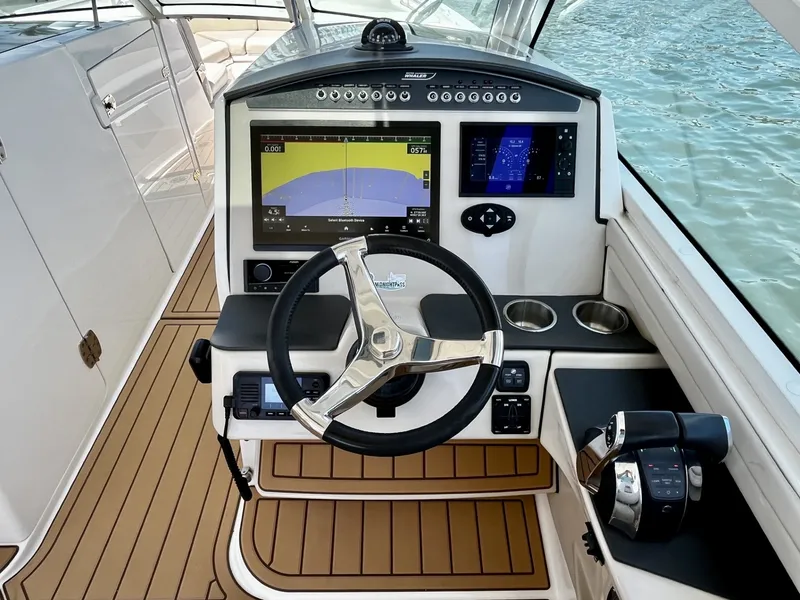 Slide: The Image of Boston Whaler 320 VANTAGE 2019 - 12