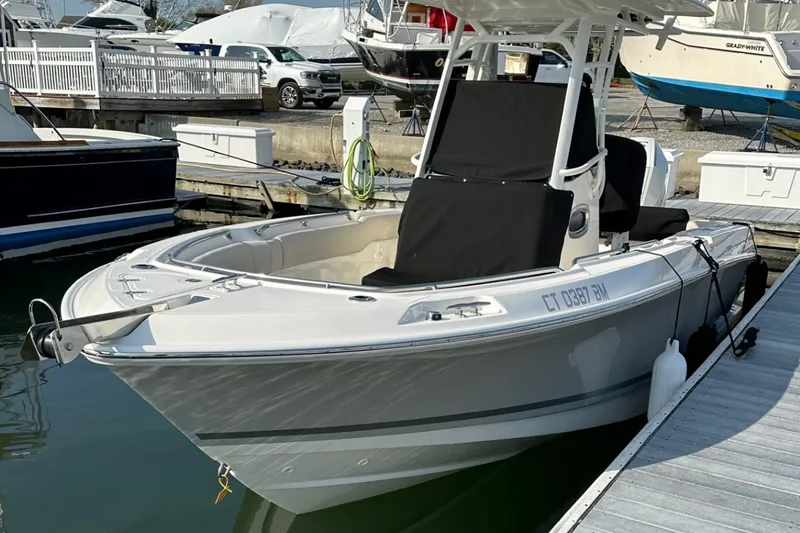 Slide: The Image of Boston Whaler 230 OUTRAGE 2024 - 1
