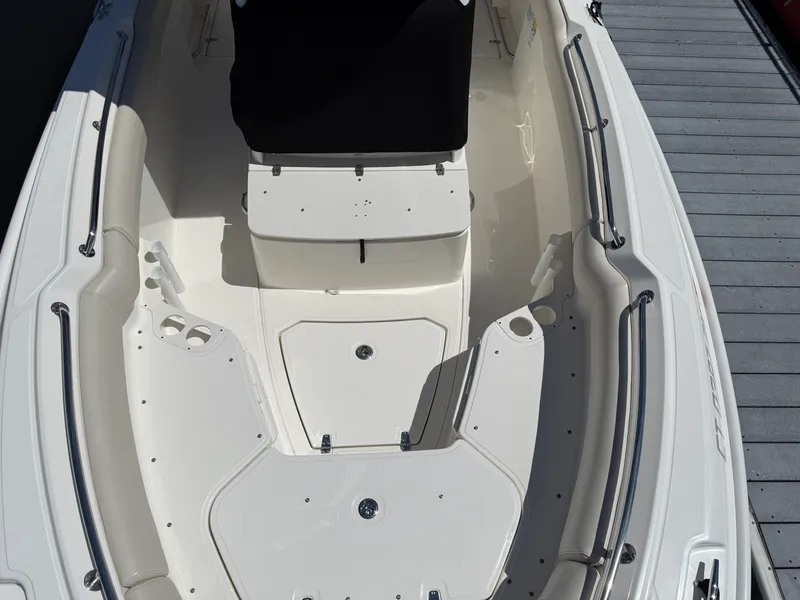 Slide: The Image of Boston Whaler 230 OUTRAGE 2024 - 10
