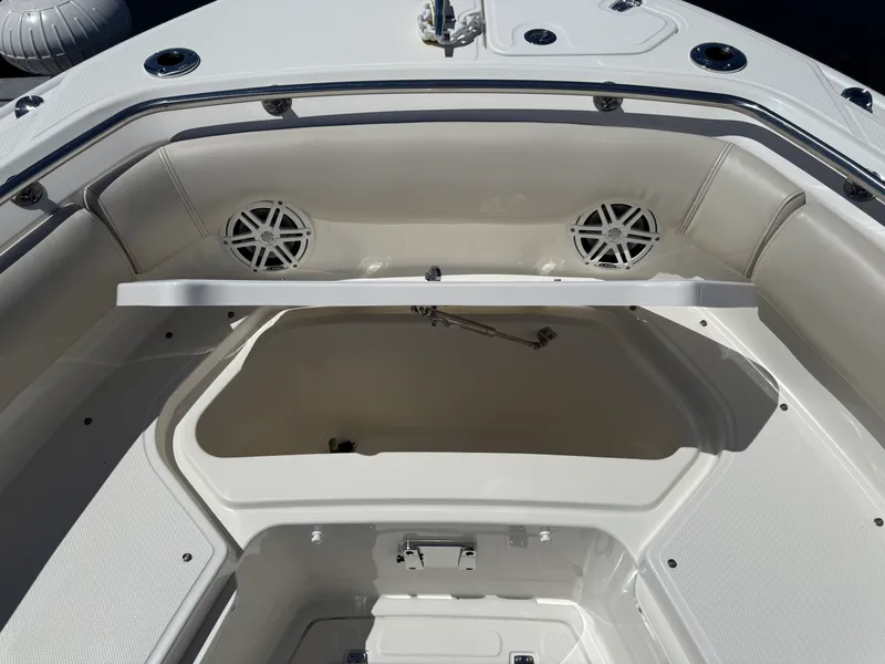 Slide: The Image of Boston Whaler 230 OUTRAGE 2024 - 11