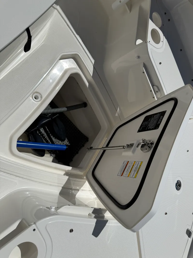 Slide: The Image of Boston Whaler 230 OUTRAGE 2024 - 12