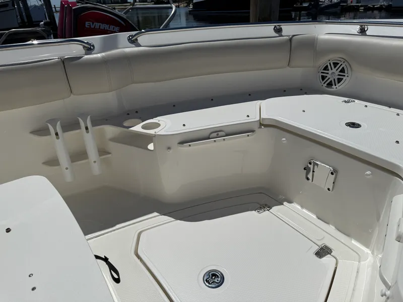 Slide: The Image of Boston Whaler 230 OUTRAGE 2024 - 14