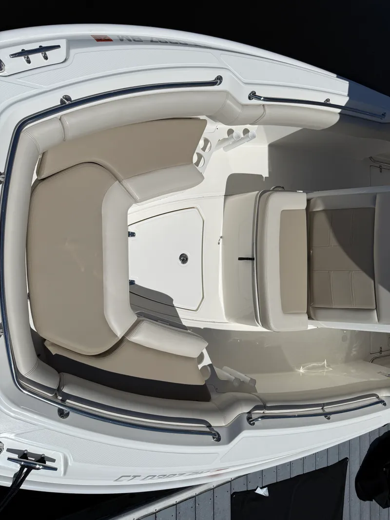 Slide: The Image of Boston Whaler 230 OUTRAGE 2024 - 15