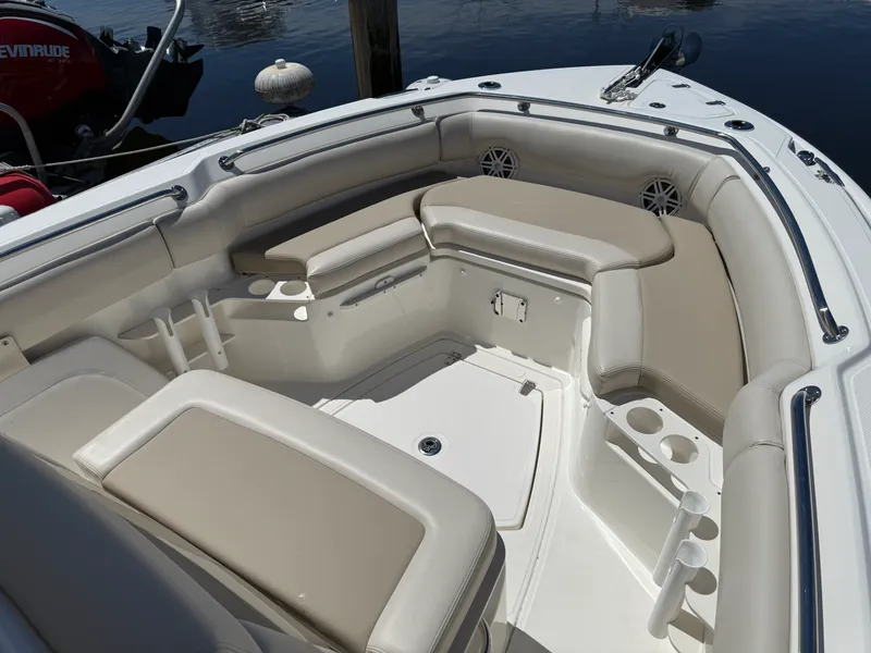 Slide: The Image of Boston Whaler 230 OUTRAGE 2024 - 16