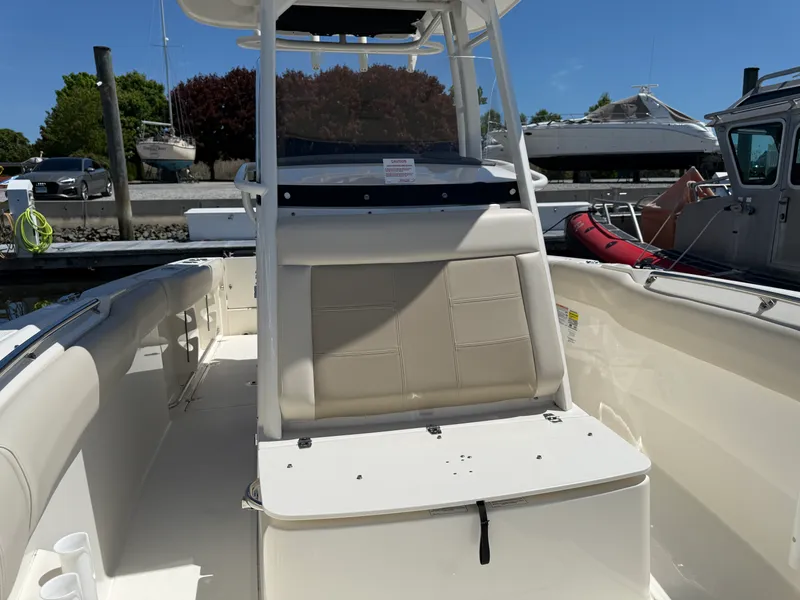 Slide: The Image of Boston Whaler 230 OUTRAGE 2024 - 19