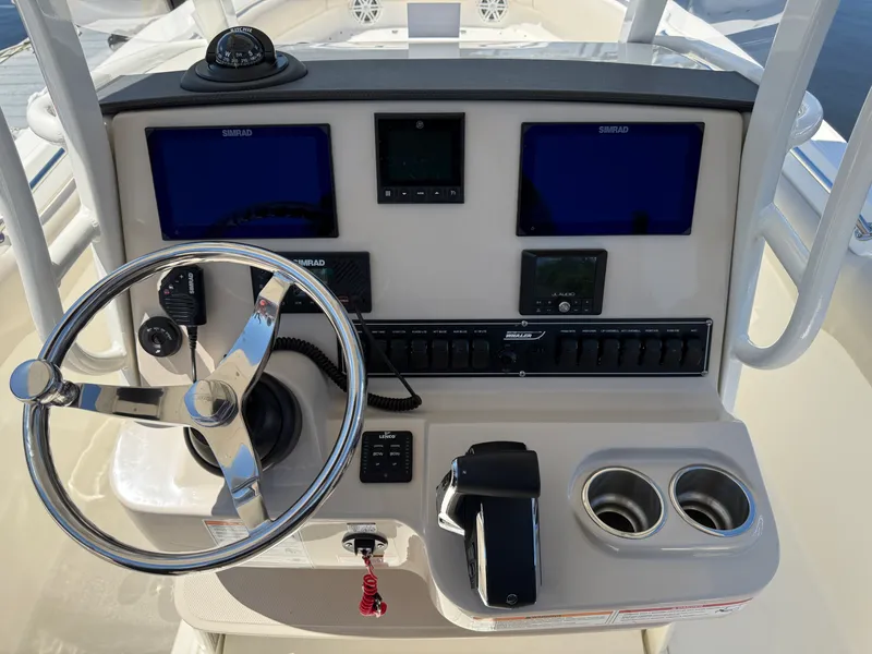 Slide: The Image of Boston Whaler 230 OUTRAGE 2024 - 21