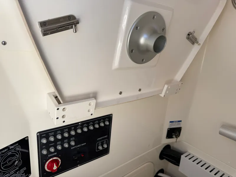 Slide: The Image of Boston Whaler 230 OUTRAGE 2024 - 24