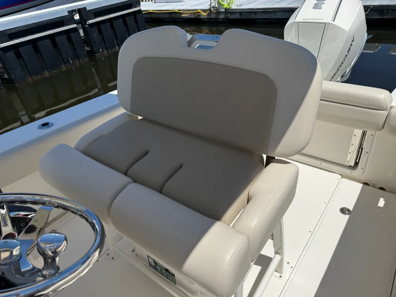 Slide: The Image of Boston Whaler 230 OUTRAGE 2024 - 26