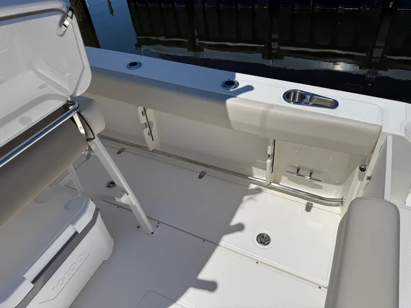 Slide: The Image of Boston Whaler 230 OUTRAGE 2024 - 27