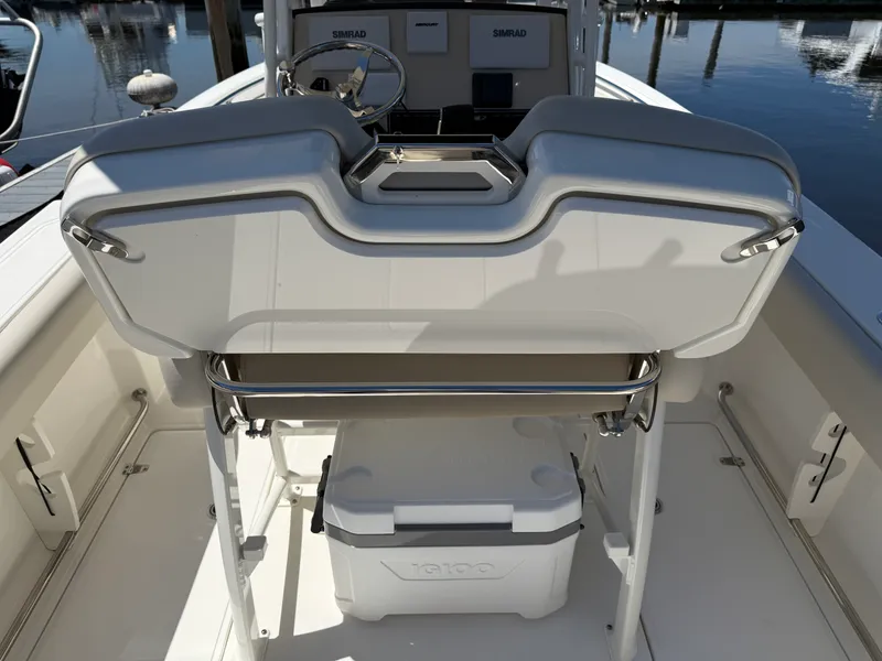 Slide: The Image of Boston Whaler 230 OUTRAGE 2024 - 28