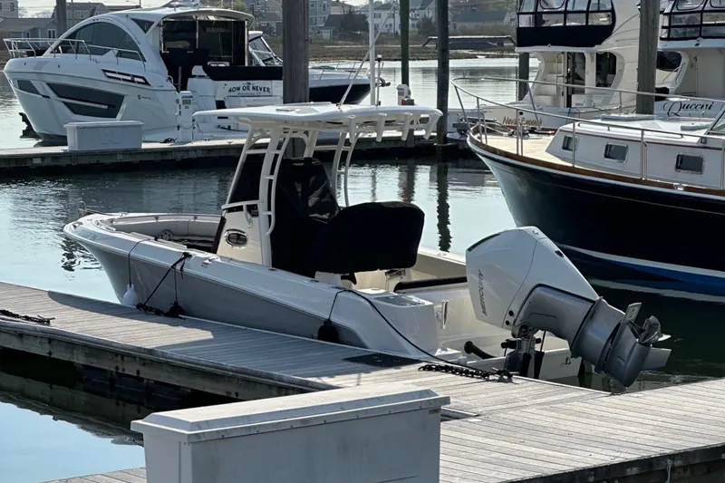 Slide: The Image of Boston Whaler 230 OUTRAGE 2024 - 3
