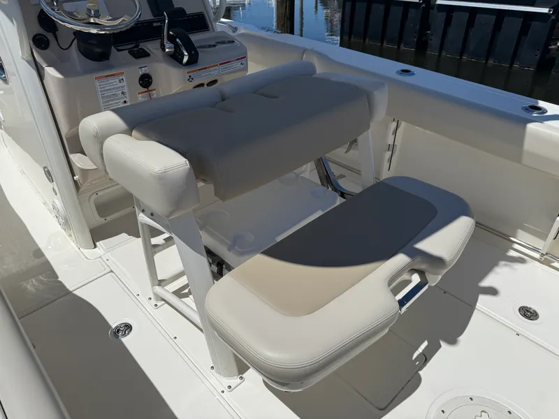 Slide: The Image of Boston Whaler 230 OUTRAGE 2024 - 31