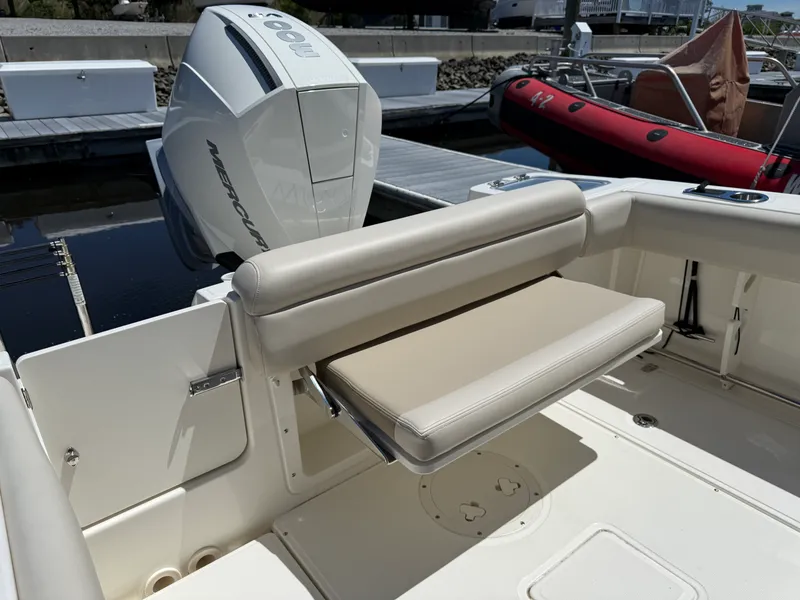 Slide: The Image of Boston Whaler 230 OUTRAGE 2024 - 32