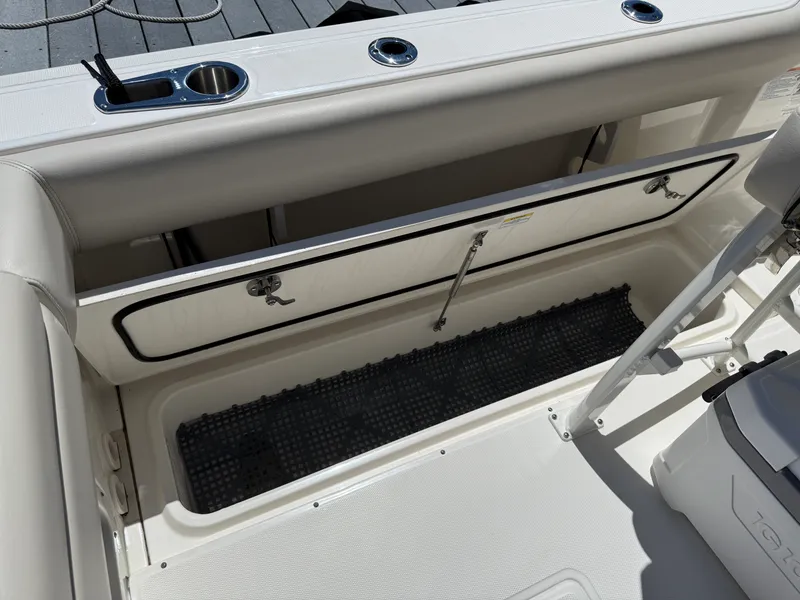 Slide: The Image of Boston Whaler 230 OUTRAGE 2024 - 33