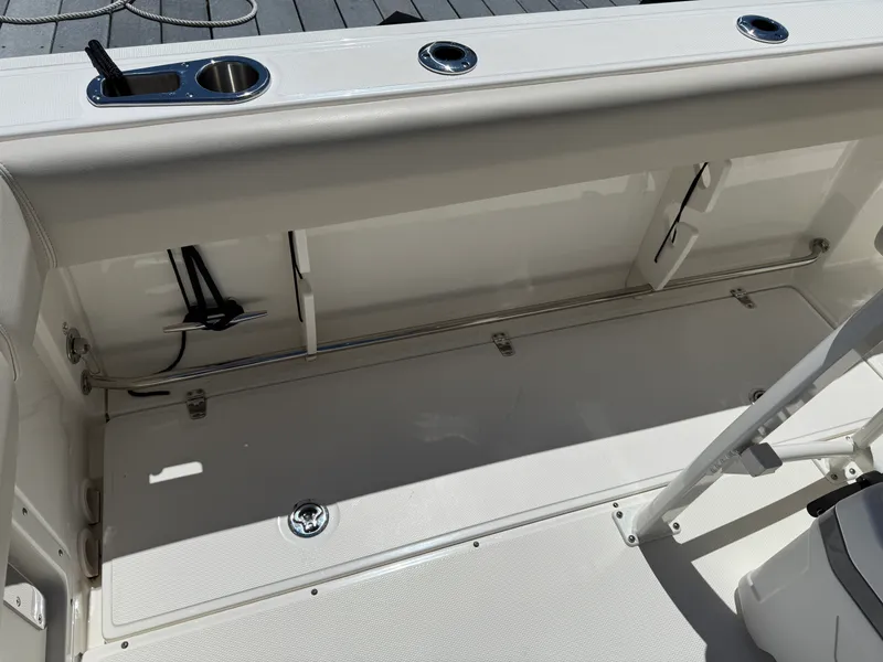 Slide: The Image of Boston Whaler 230 OUTRAGE 2024 - 34