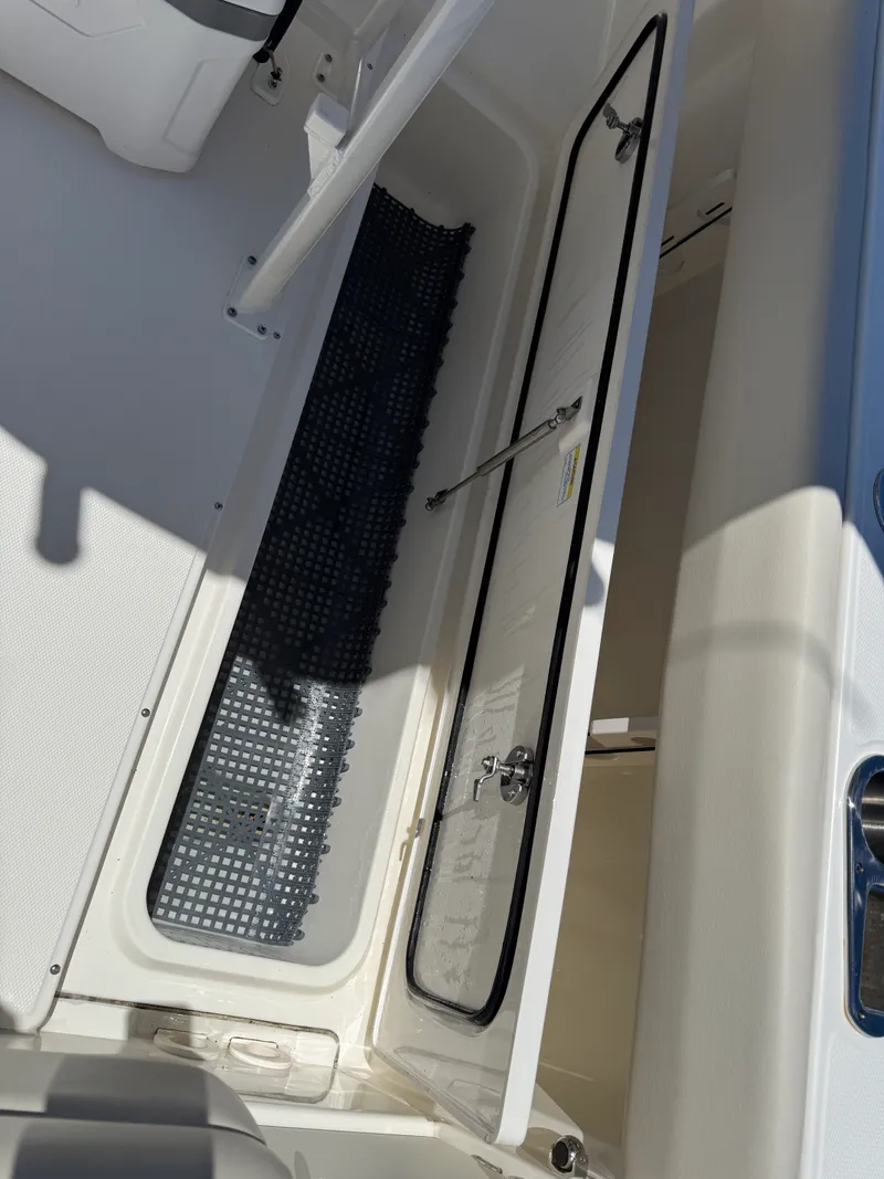 Slide: The Image of Boston Whaler 230 OUTRAGE 2024 - 35