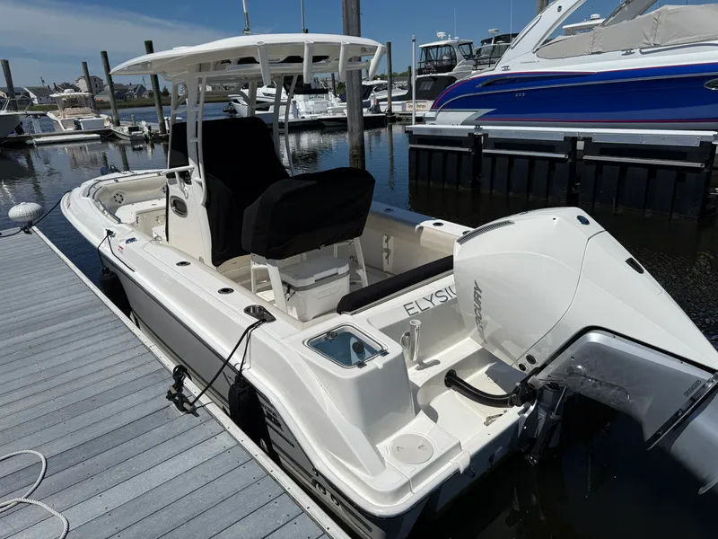 Slide: The Image of Boston Whaler 230 OUTRAGE 2024 - 4