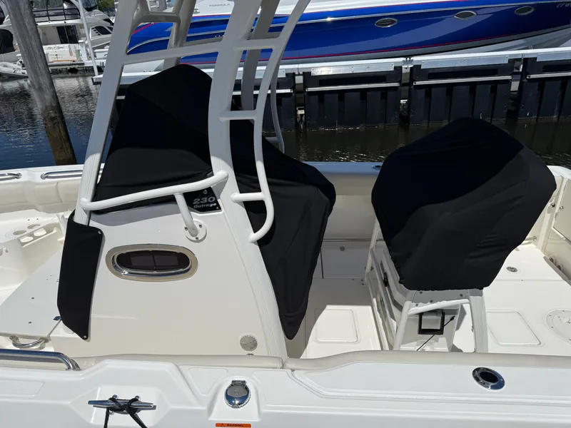 Slide: The Image of Boston Whaler 230 OUTRAGE 2024 - 5