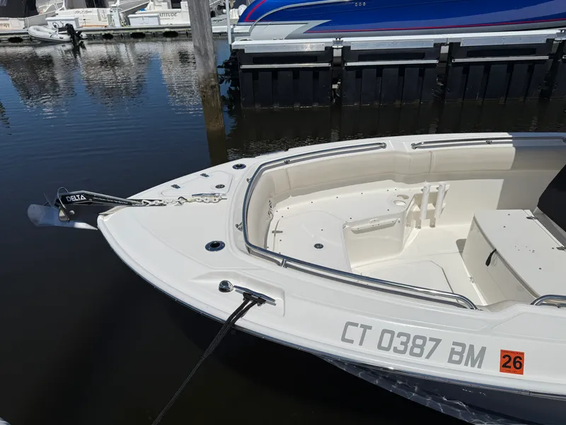 Slide: The Image of Boston Whaler 230 OUTRAGE 2024 - 8