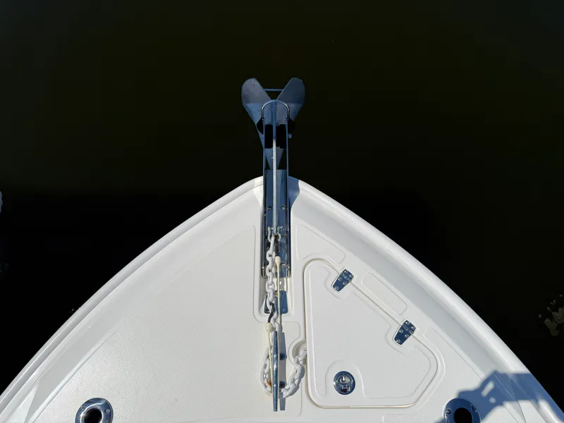 Slide: The Image of Boston Whaler 230 OUTRAGE 2024 - 9