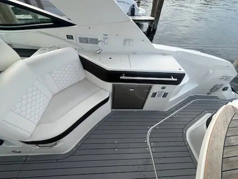 Slide: The Image of Sea Ray 320 DA 2020 - 11