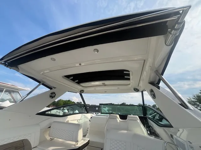 Slide: The Image of Sea Ray 320 DA 2020 - 12