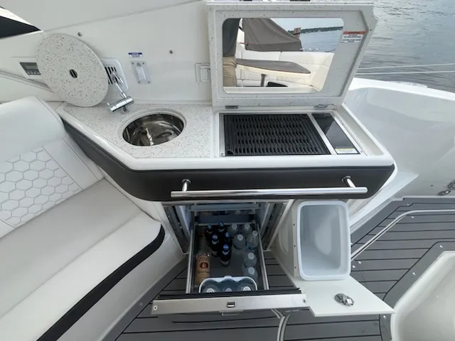 Slide: The Image of Sea Ray 320 DA 2020 - 17