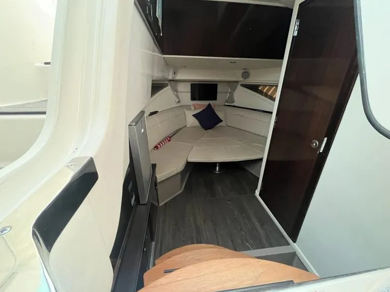 Slide: The Image of Sea Ray 320 DA 2020 - 24