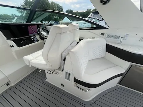 Slide: The Image of Sea Ray 320 DA 2020 - 5