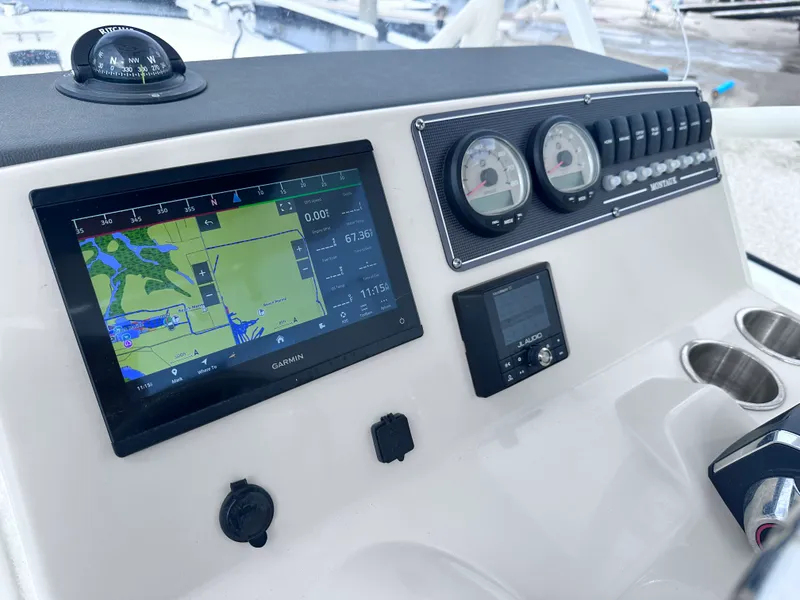 Slide: The Image of Boston Whaler 210 MONTAUK 2023 - 11