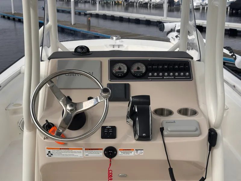 Slide: The Image of Boston Whaler 210 MONTAUK 2023 - 5