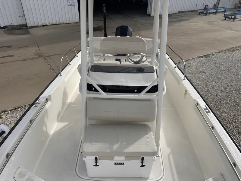 Slide: The Image of Boston Whaler 210 MONTAUK 2023 - 9