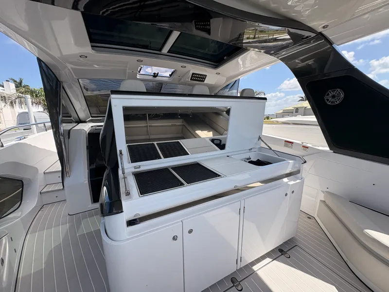 Slide: The Image of Azimut 42 VERVE 2024 - 11