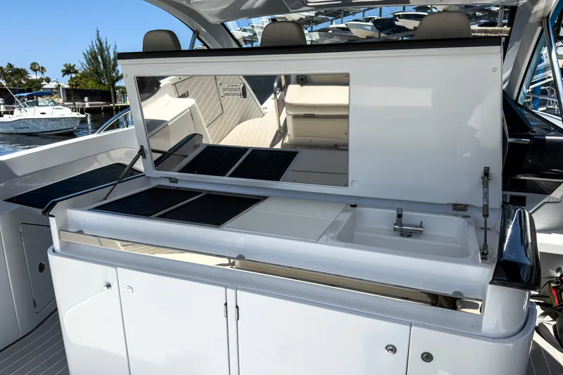 Slide: The Image of Azimut 42 VERVE 2024 - 13