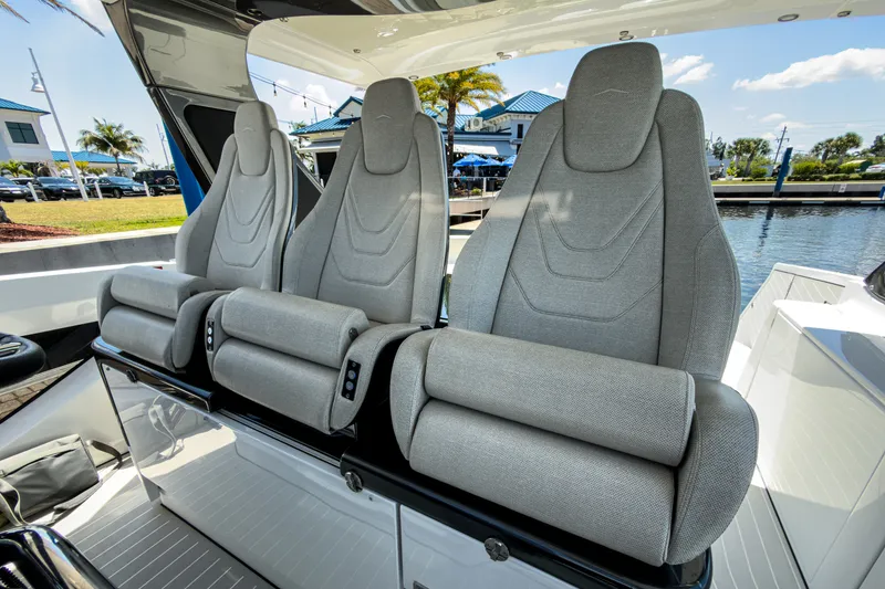 Slide: The Image of Azimut 42 VERVE 2024 - 16