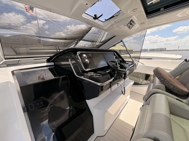Slide: The Image of Azimut 42 VERVE 2024 - 17