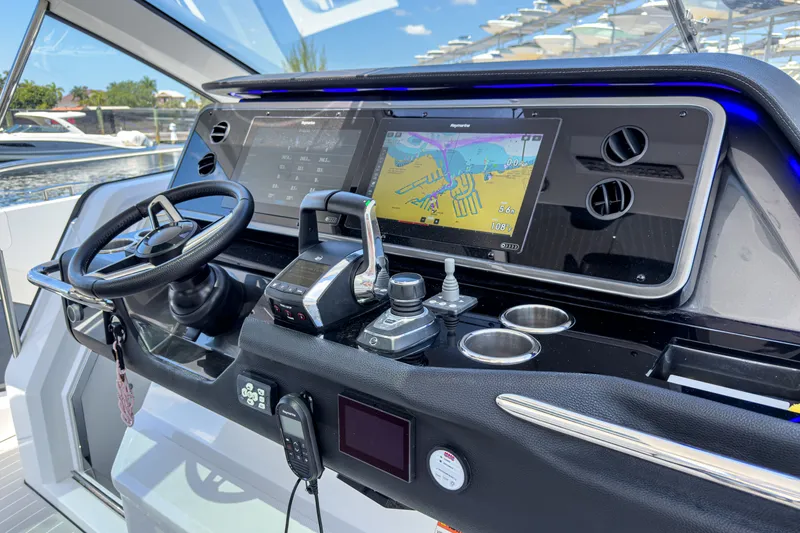 Slide: The Image of Azimut 42 VERVE 2024 - 20
