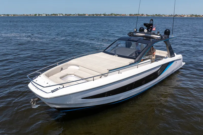 Slide: The Image of Azimut 42 VERVE 2024 - 5