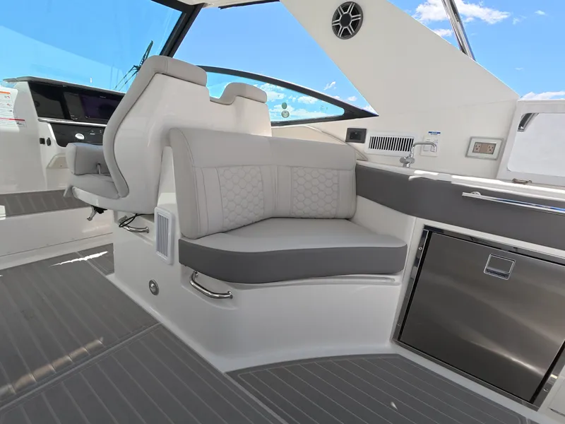 Slide: The Image of Sea Ray Sundancer 320 Outboard 2026 - 13