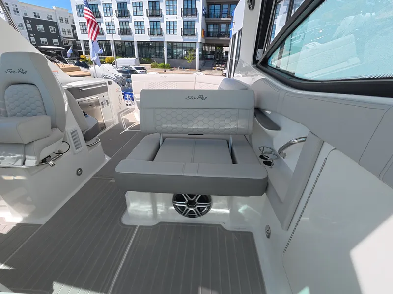Slide: The Image of Sea Ray Sundancer 320 Outboard 2026 - 15
