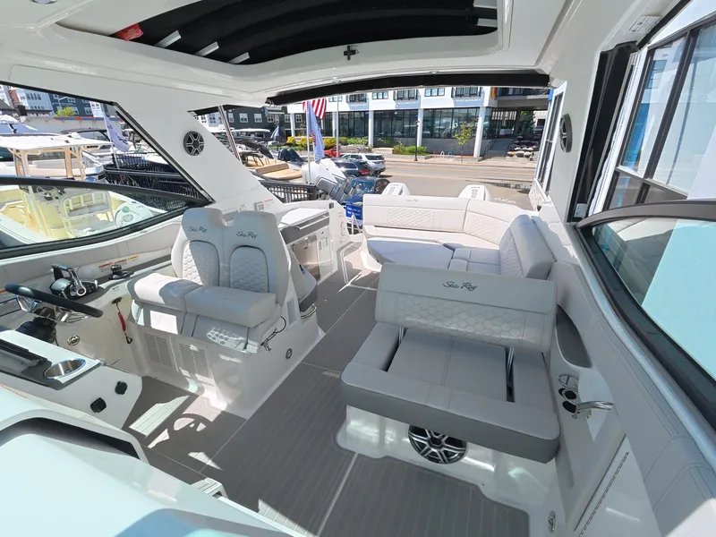 Slide: The Image of Sea Ray Sundancer 320 Outboard 2026 - 16