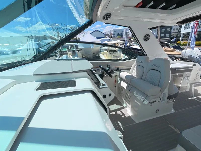 Slide: The Image of Sea Ray Sundancer 320 Outboard 2026 - 17