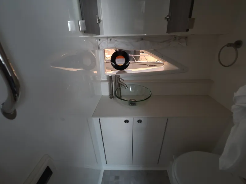 Slide: The Image of Sea Ray Sundancer 320 Outboard 2026 - 29