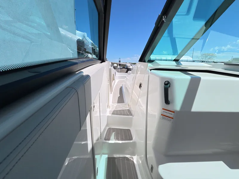 Slide: The Image of Sea Ray Sundancer 320 Outboard 2026 - 31