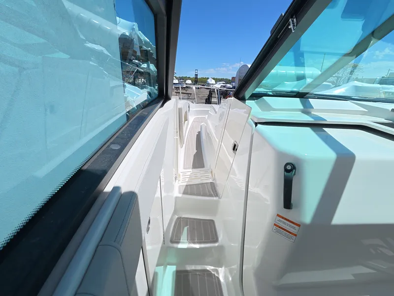 Slide: The Image of Sea Ray Sundancer 320 Outboard 2026 - 32