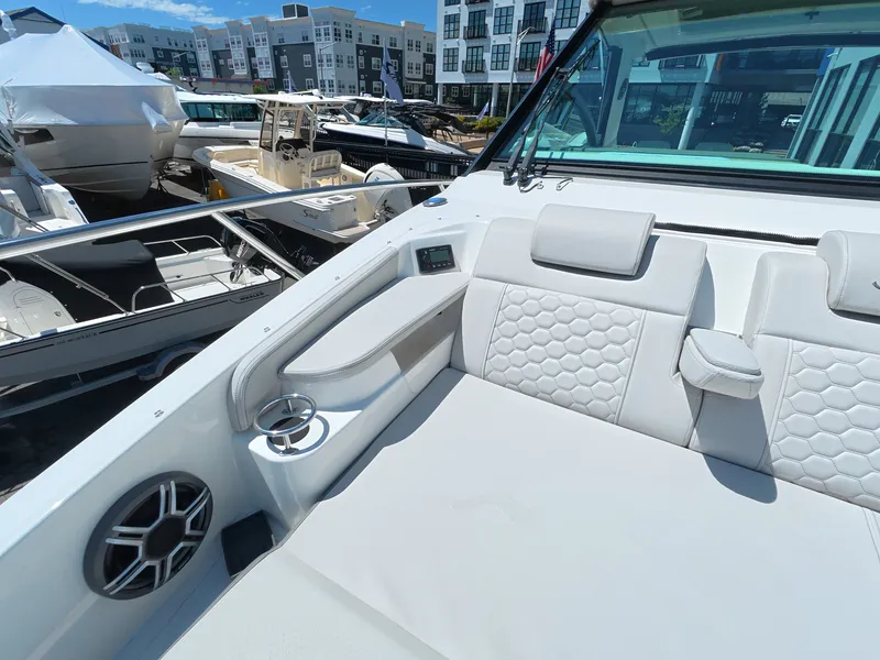 Slide: The Image of Sea Ray Sundancer 320 Outboard 2026 - 34