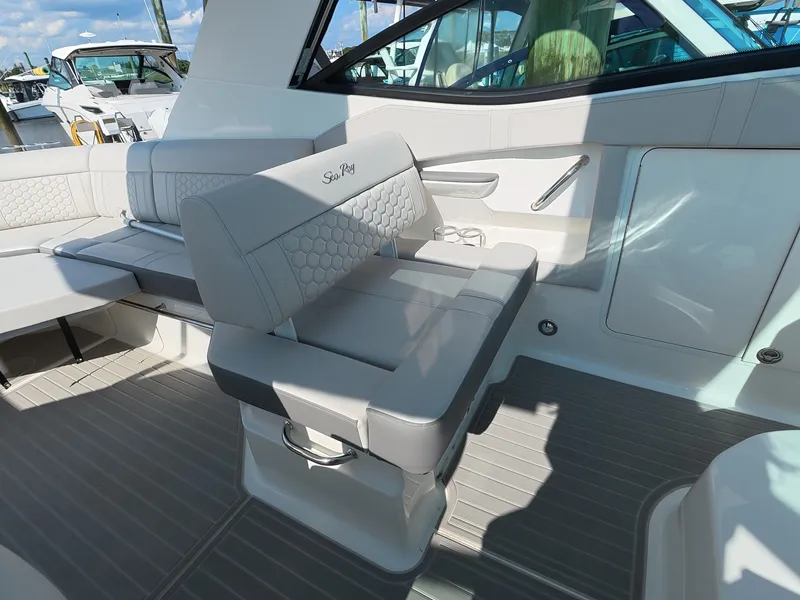 Slide: The Image of Sea Ray Sundancer 320 Outboard 2026 - 18